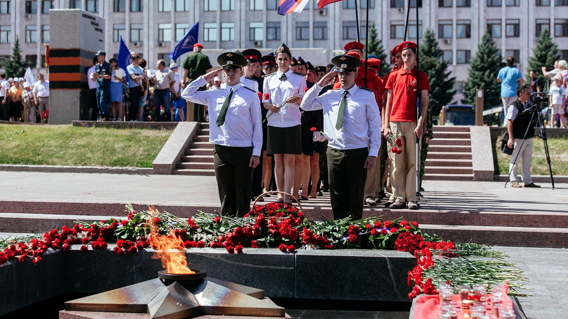 Юнармейцы Самары возложили цветы к Вечному огню