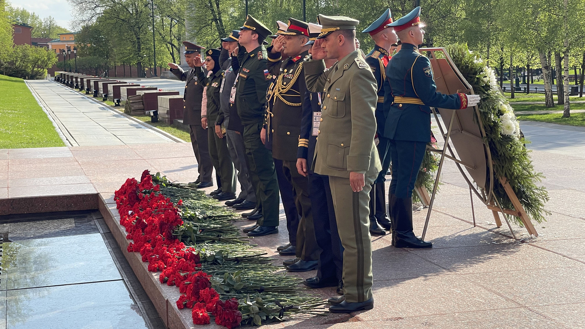 Участники 78-ой Генеральной Ассамблеи и Конгресса CISM приняли участие в церемонии возложения цветов к Могиле Неизвестного Солдата