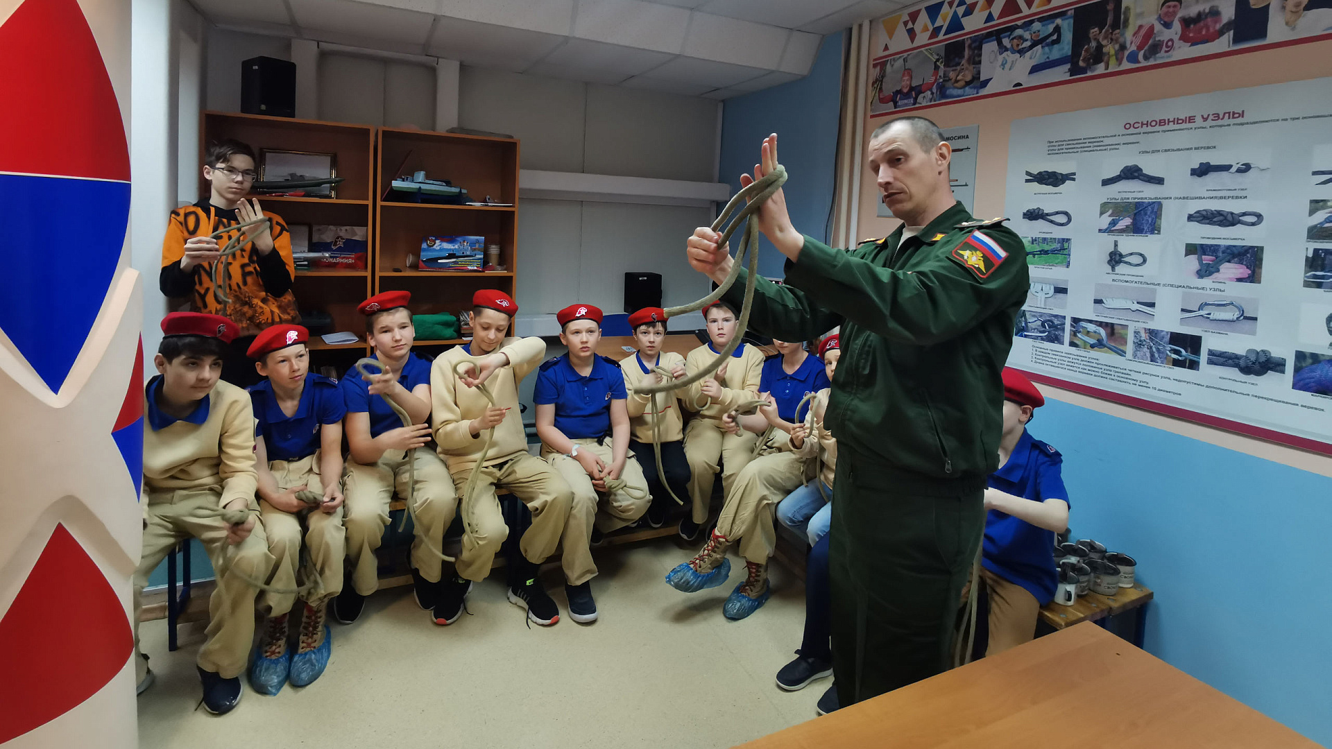 С юнармейцами СОК (г. Вилючинск) филиала ЦСКА/Хабаровск провели занятие по вязанию туристических веревочных узлов