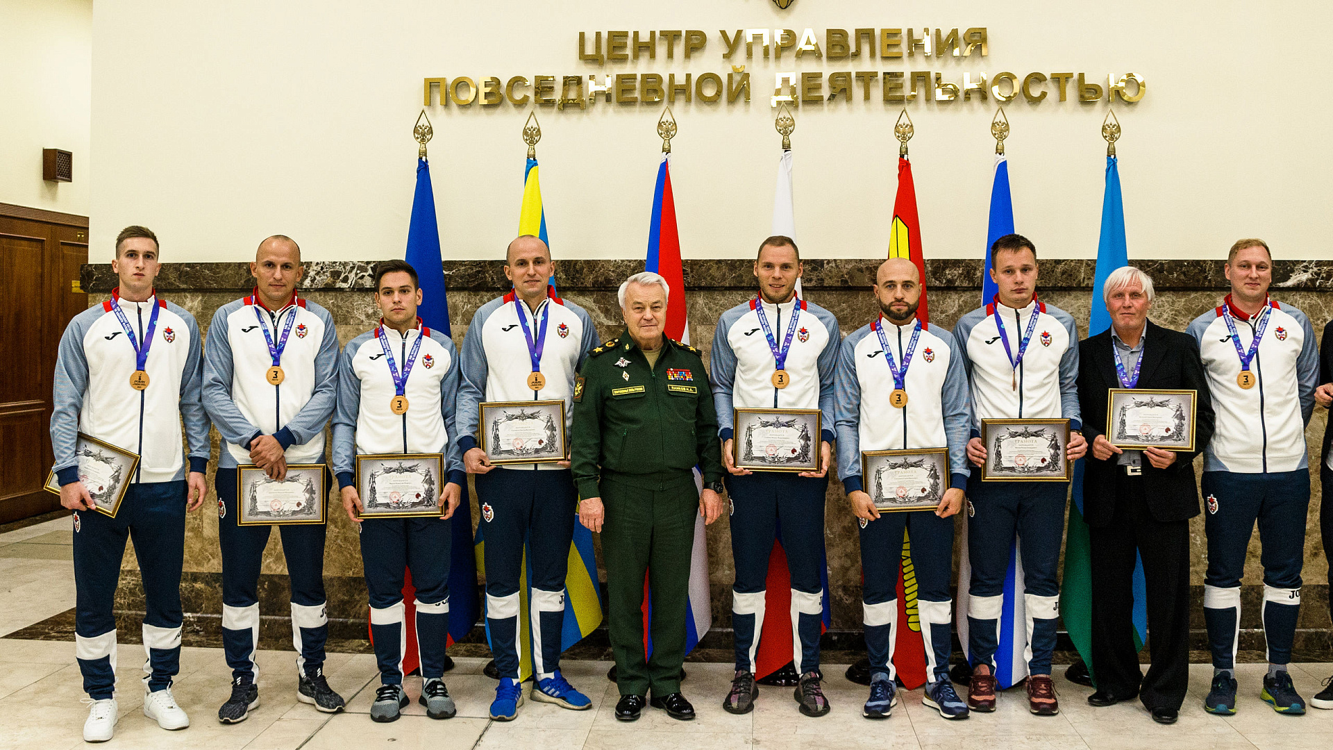 Заместитель Министра обороны Николай Панков вручил ведомственные награды игрокам мужского клуба ЦСКА по пляжному футболу
