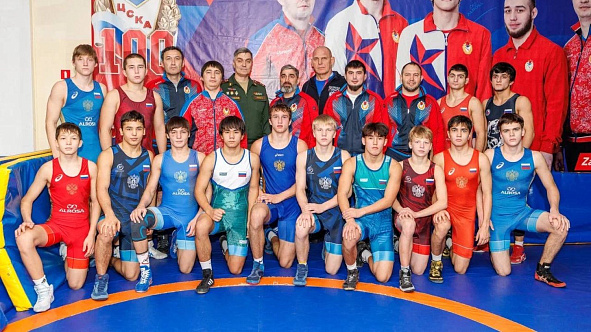 Начальник ЦСКА Артём Громов и именитые борцы посетили тренировку обучающихся Самарской армейской спортивной школы