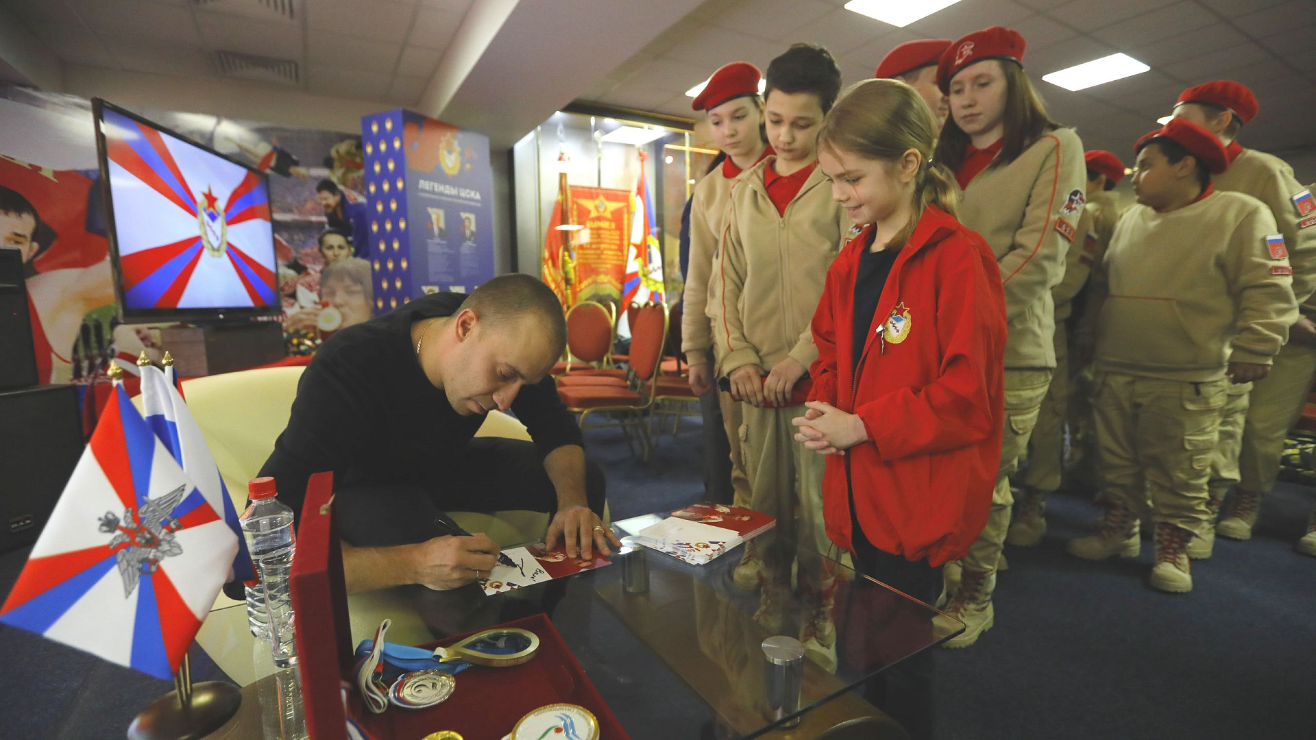 В ЦСКА прошла встреча с олимпийским призером по прыжкам в воду Глебом Гальпериным