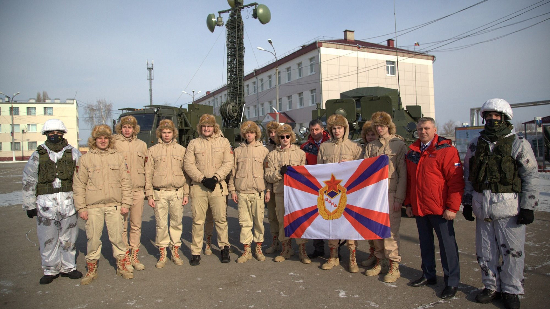 Юнармейцы Самарского спортивного лицея познакомились с настоящей армейской жизнью. Поездку «Один день в армии» организовал самарский филиал ЦСКА