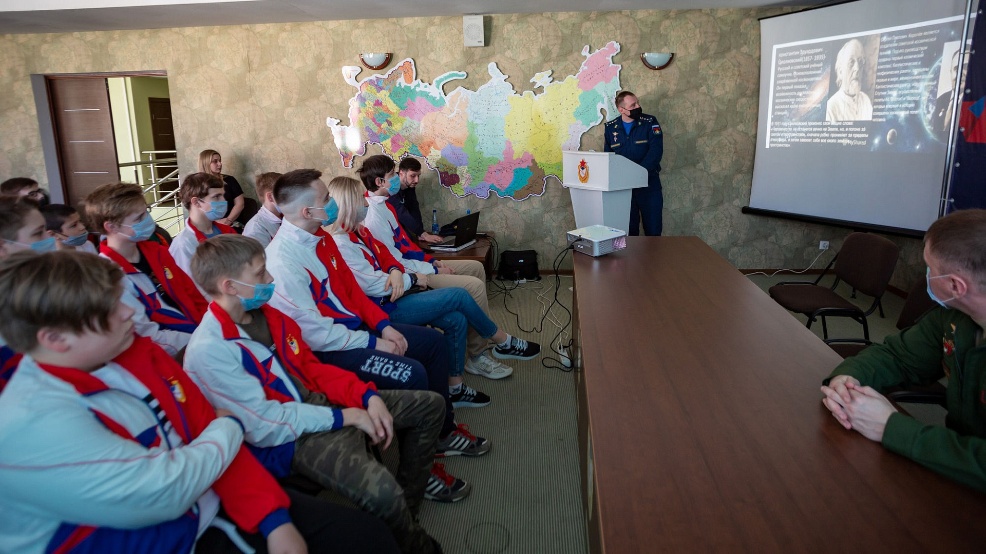 Офицер 76 дивизии ПВО рассказал воспитанникам спортшколы ЦСКА/Самара об отечественной истории освоения космоса