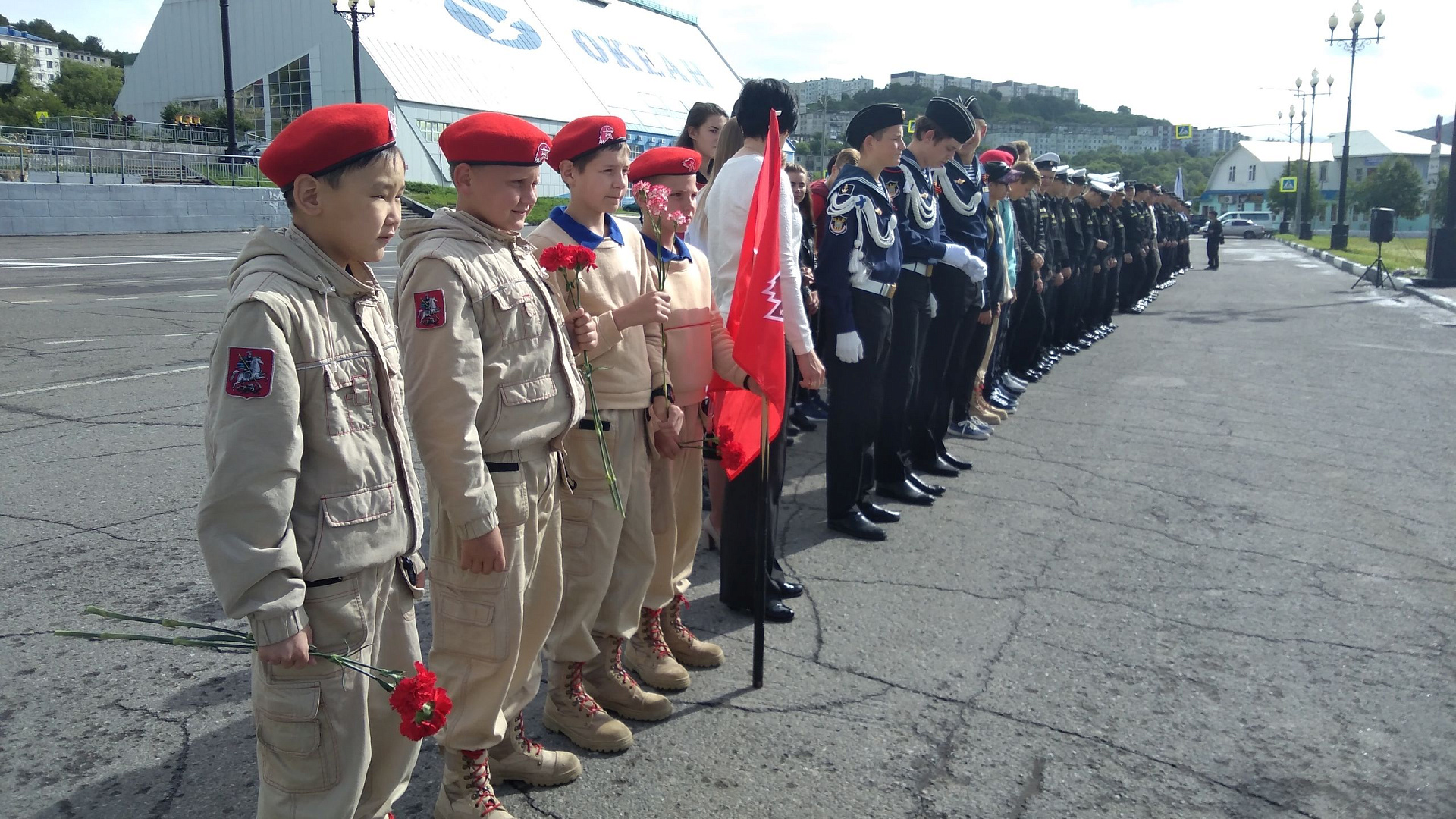 На Центральной площади Вилючинска юнармейцы СОК (г. Вилючинск) филиала ЦСКА г. Хабаровск и гости с корабля 2 ранга «Перекоп» почтили память погибших моряков-подводников