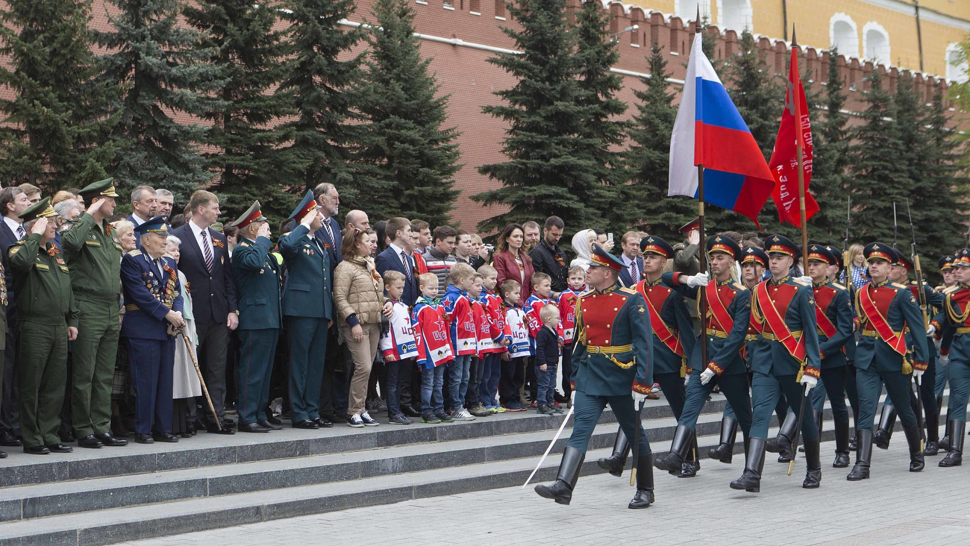 Спортсмены ветераны и руководство ЦСКА возложили цветы к Могиле Неизвестного Солдата