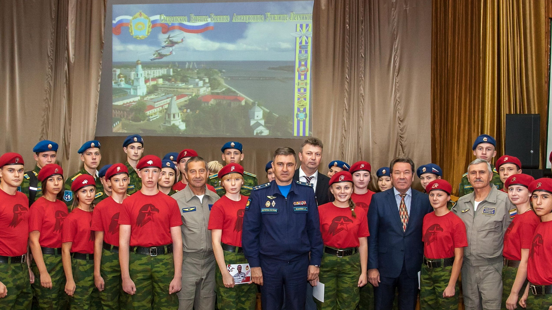 Юнармейцы и курсанты встретились с чемпионами мира по вертолетному спорту ЦСКА/Самара