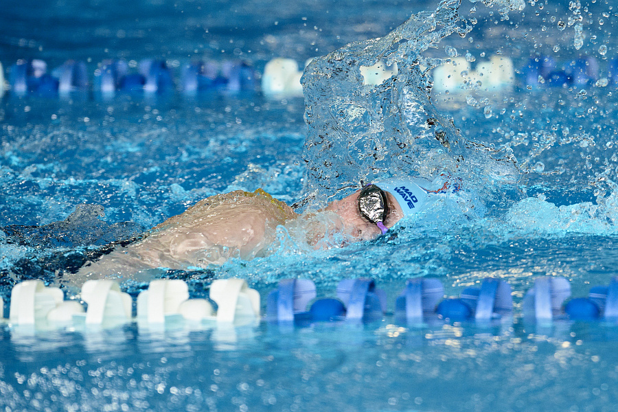 Спортивная группа по плаванию в бассейне (плавательный) спортивного центра (Песчаная)