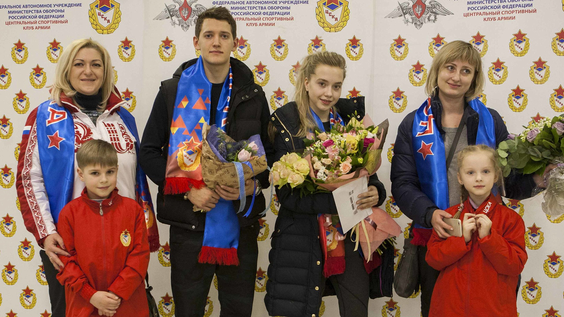 Фигуристов ЦСКА в аэропорту Шереметьево встретили болельщики красно-синих