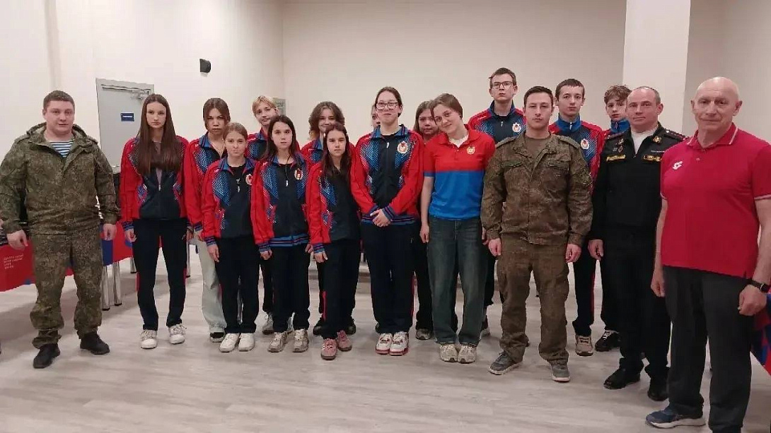 Пловцы спортшколы ЦСКА Севастополь встретились с ветеранами СВО 