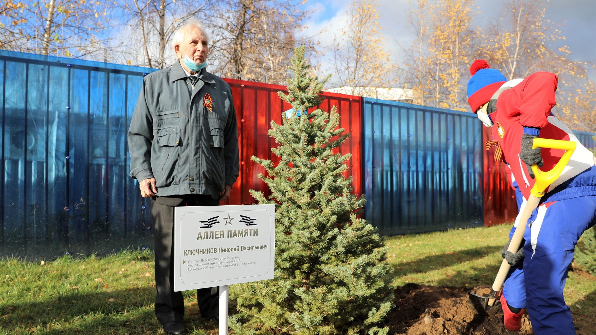 Аллея Памяти в ЦСКА: У Ледового катка армейского Клуба высадили ели в честь выдающихся армейцев-ветеранов Великой Отечественной войны