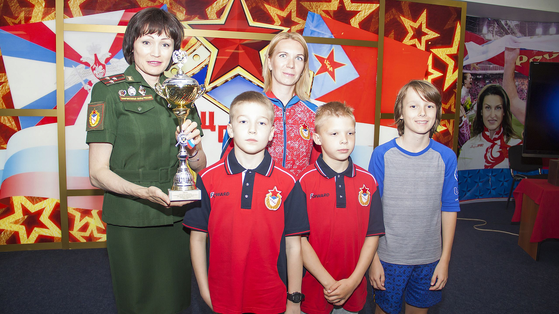 Юные легкоатлеты передали Кубок Всероссийский соревнований «Шиповка юных» в Музей спортивной славы ЦСКА