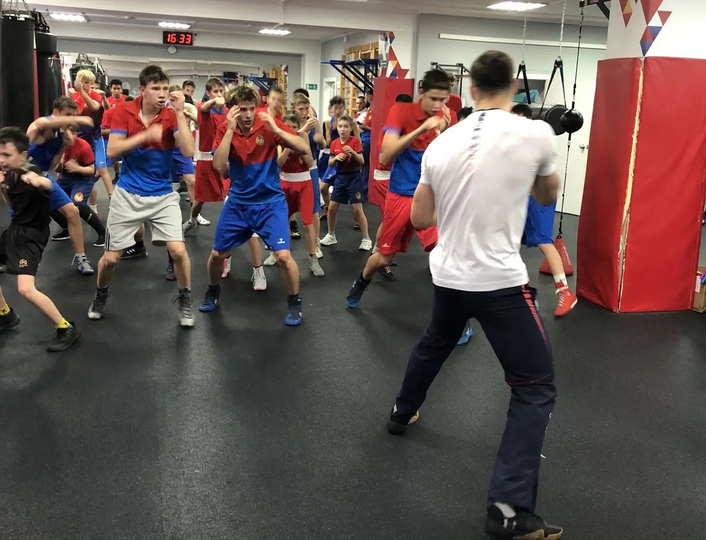 В спортшколе ЦСКА Иркутска прошёл мастер-класс с именитым боксёром