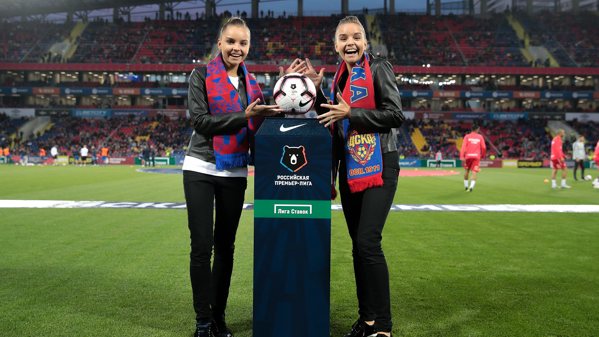 Гимнастки Дина и Арина Аверина и легкоатлетка Мария Ласицкене стали гостями футбольного матча ЦСКА – «Спартак»