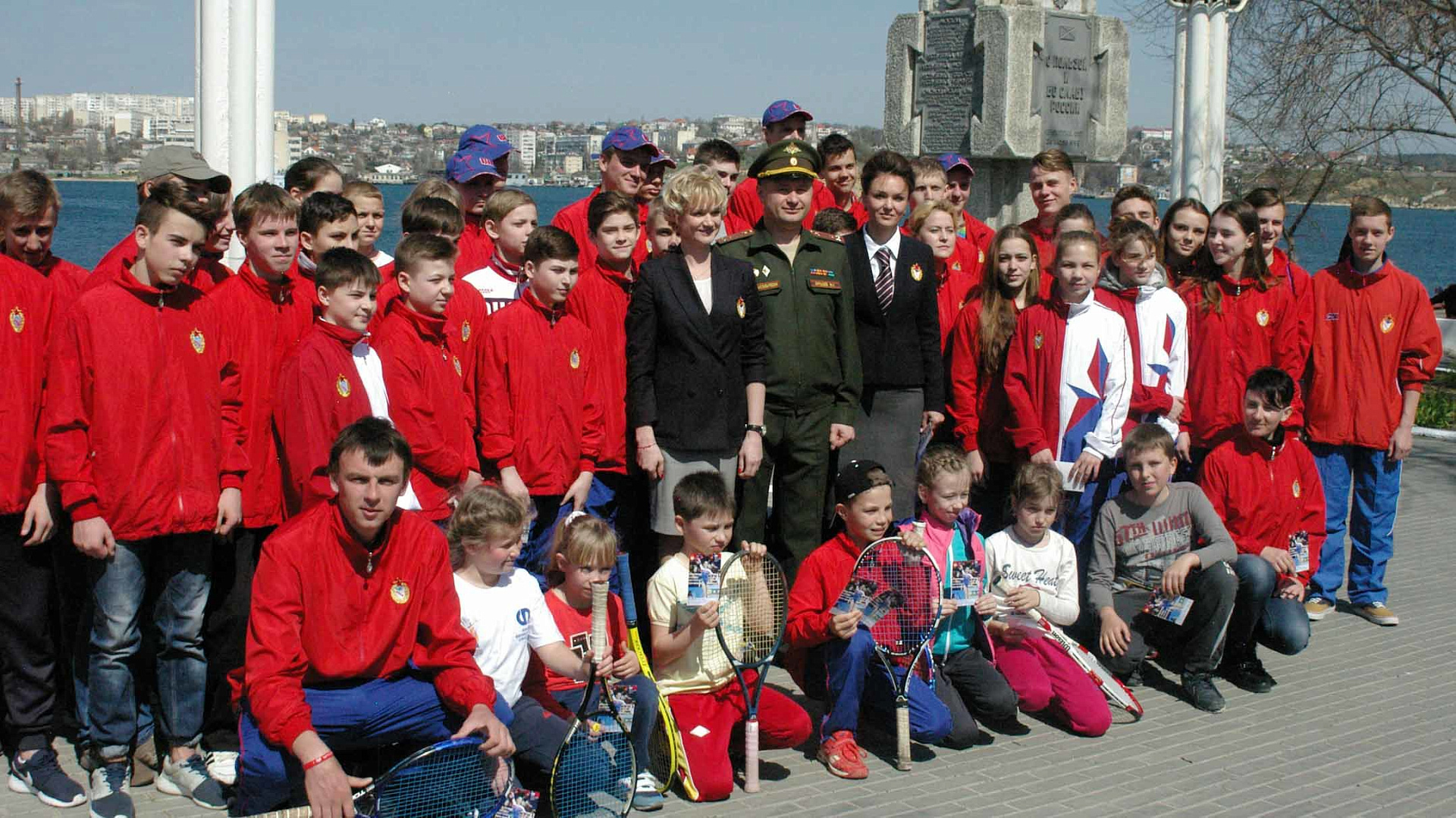 Михаил Барышев и Светлана Хоркина встретились с юными армейцами Севастополя