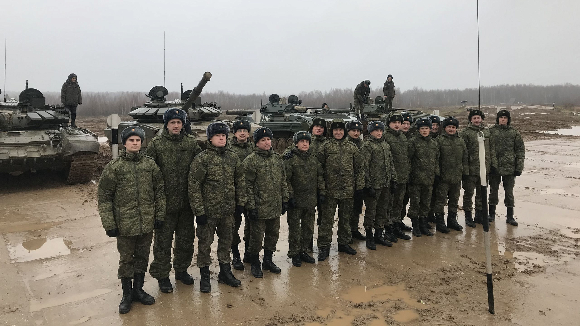 Офицеры ЦСКА сдали нормативы по вождению боевой техники
